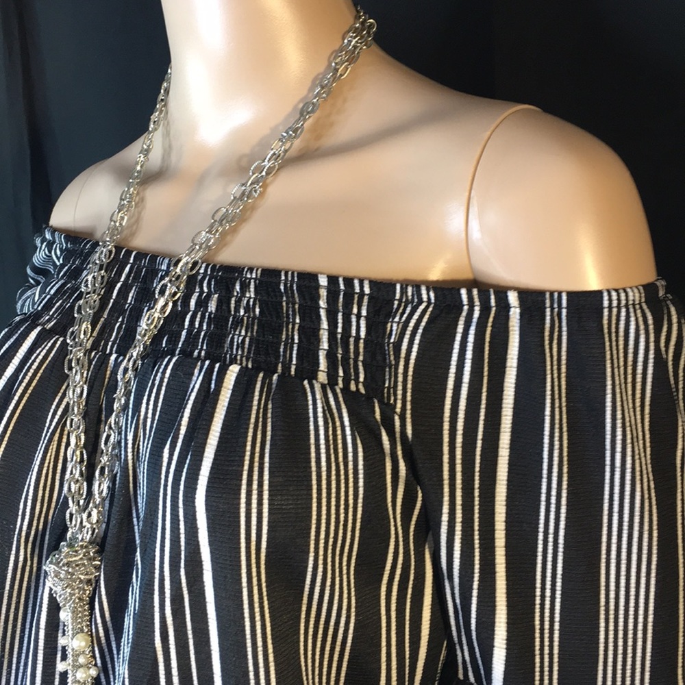 SOLD!♥️🌟NEW!! Size M | Sassy Off-The-Shoulder Top - Picture 5 of 7